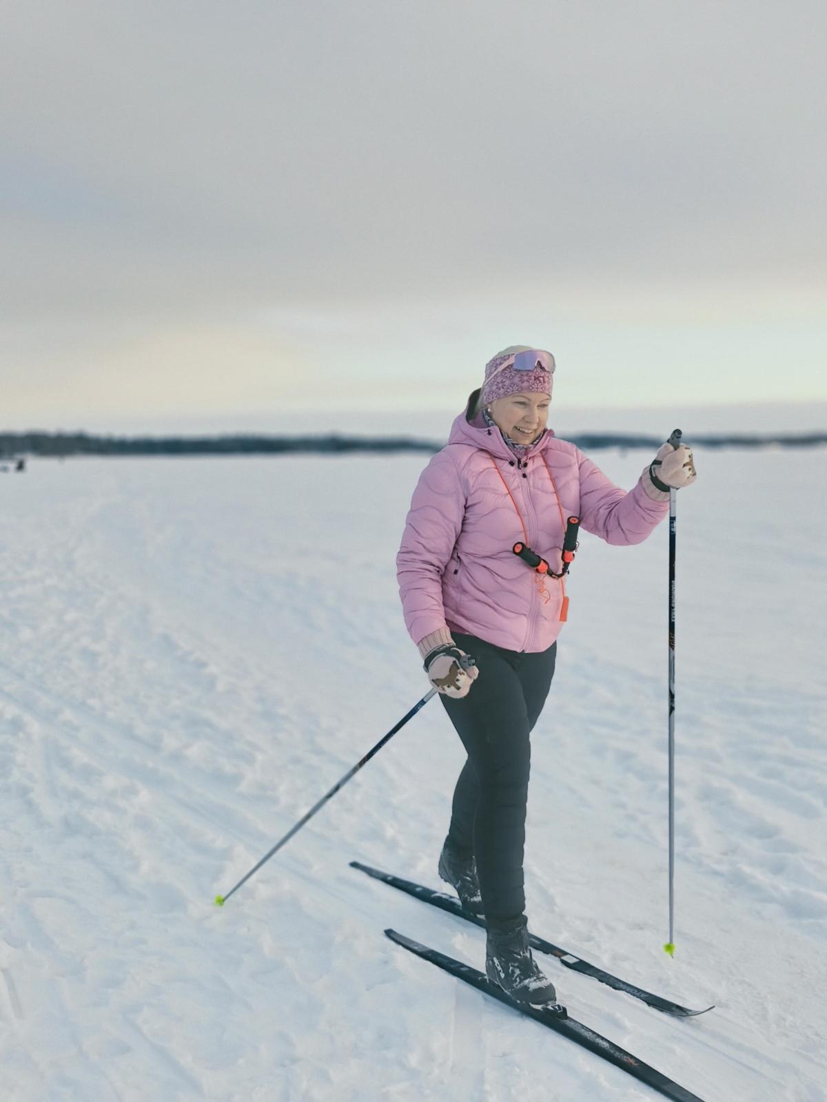 Jasmin Bettina hiihtämässä ulkoilemassa